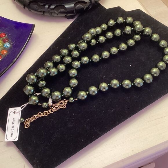 LaRadiant Brand 14 mm Simulated Glass Pearls in Green - Picture 5 of 7